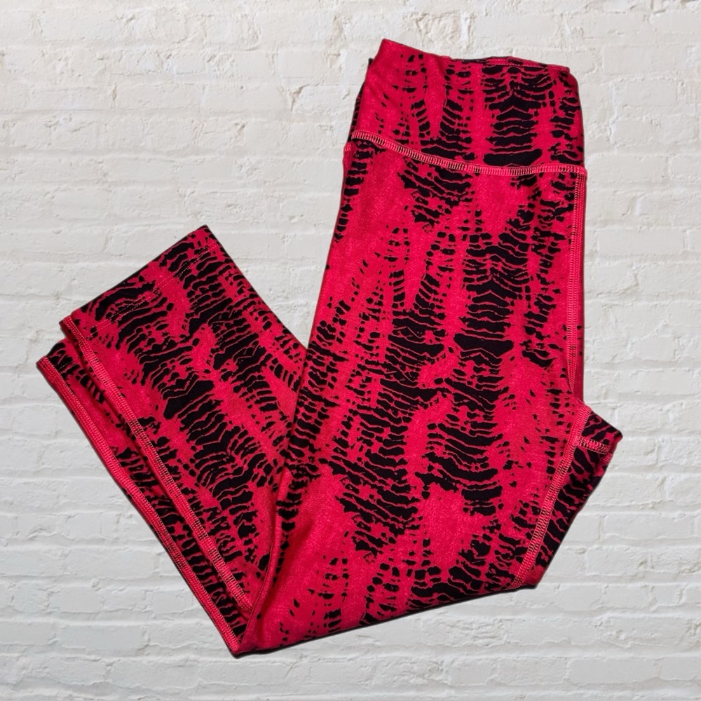 Under Armour Pink & Black Abstract Compression Activewear Capri Pants in Small
